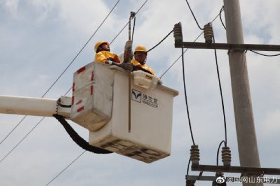 蒙陰供電公司帶電接火 護航企業安全生產
