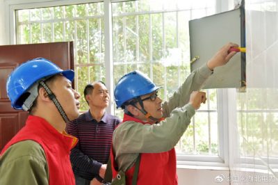 老河口市供電公司為校園廚房檢修用電線路和設備