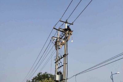 銅山區供電公司快速搶修被撞電桿