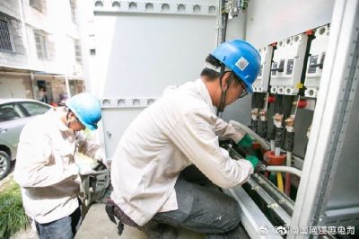 啟東供電公司對景都小區箱式變進行增容改造