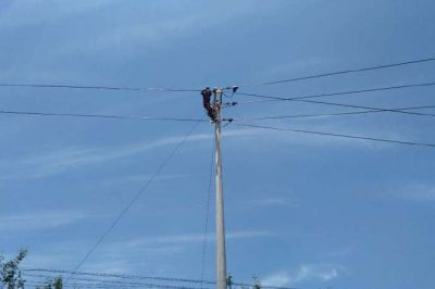 煙臺電力：10千伏南臺線施工現場架設絕緣導線