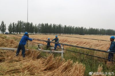 龍卷風惹禍電桿折斷  緊急搶修送光明