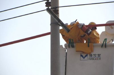 河口供電公司開展帶電檢修作業