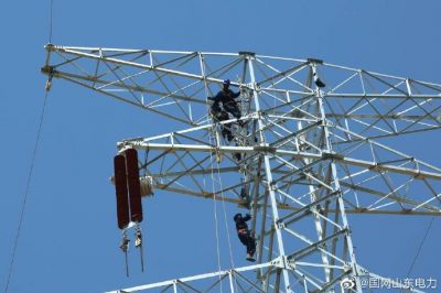 淄博供電110千伏林梅線改造現場進行施工