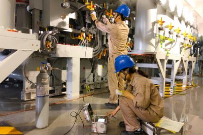 變電站220千伏設備區校驗SF6密度繼電器