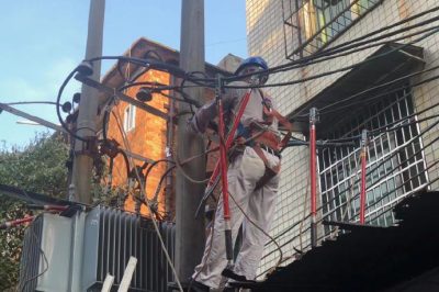 南縣供電公司搶修10KV九南線紅豆市場臺區低壓測B相出線燒斷