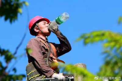壽縣供電公司頂著38度高溫桿上作業，改造低壓線路