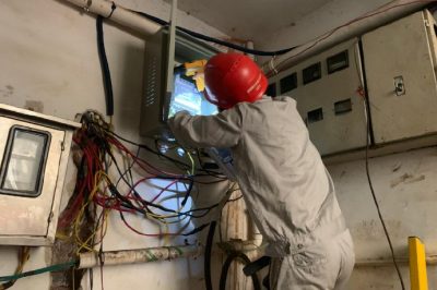 衡東縣供電公司更換故障燒壞表計兩塊，確保計量抄表準確無誤