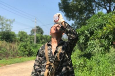 資陽區供電公司進行迎豐橋2#臺區B01#至B07#桿、A01#桿至A09#桿放緊線并連頭施工