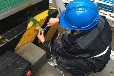 制作箱變接地線，保障設備增容及時送電