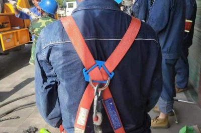 漢中供電公司在10千伏農鋪線、鋪鎮線進行分網、遷移配變