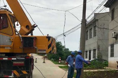及時搶修貨運車破壞的供電線路確保電網運行安全
