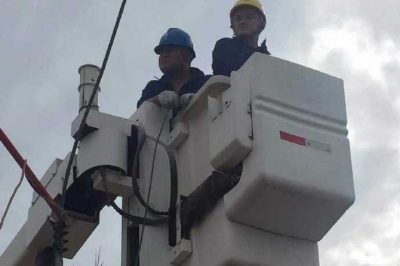 延安供電公司變電檢修人員更換洛黃開關線夾及下引線