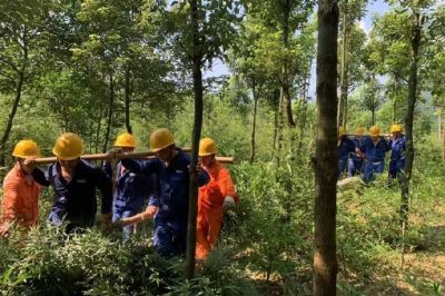 長寧縣電力公司對10kV西犁線筆架4臺區進行震后隱患整改施工