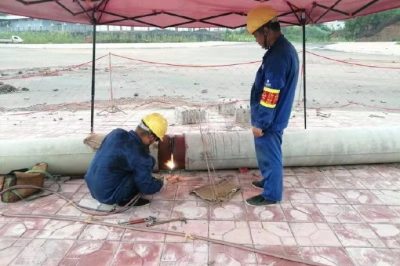 資陽供電公司奔忙在各個工程施工現(xiàn)場，上可以電桿架線，下可以做拉線