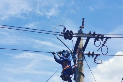 供電公司鹽邊公司開(kāi)展新建線路鐵塔組立、架空線路改接電纜等工作