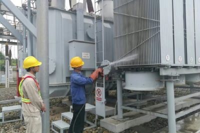 國網天府新區供電公司：220kV長順變電站1號主變強油循環散熱器進行帶電水沖洗