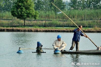 前鋒鎮(zhèn)供電所帶工具到養(yǎng)殖戶家?guī)椭渑懦龣C(jī)器故障，受到養(yǎng)殖戶的感謝