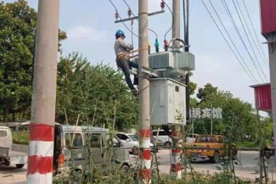 淮安淮陰營(yíng)北供電所組織人員進(jìn)行變壓器調(diào)檔工作，確保用戶在炎炎夏日當(dāng)中用上放心電、舒心電