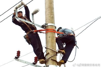 盱眙縣供電公司架設排澇站配電臺架、安裝配電變壓器