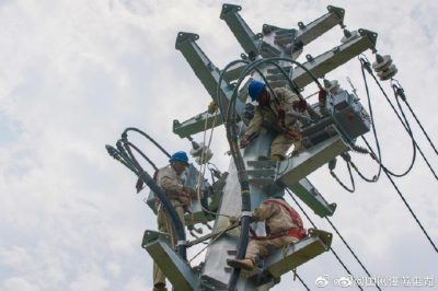 豐縣供電公司在鳳城鎮開發區東環路架設新10千伏線路