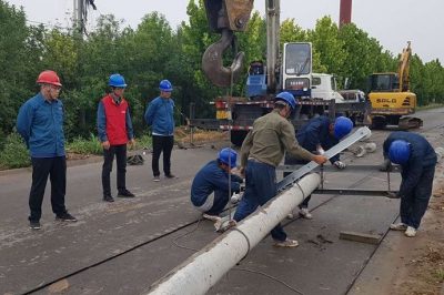 狂風暴雨造成倒桿斷線 奮戰14小時恢復供電