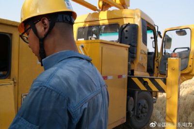 開展帶電作業??保障居民正常用電