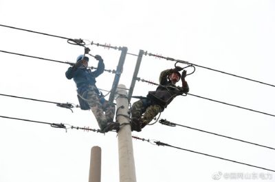 國網東營市東營區供電公司工作人員及時更換存在安全隱患的電纜