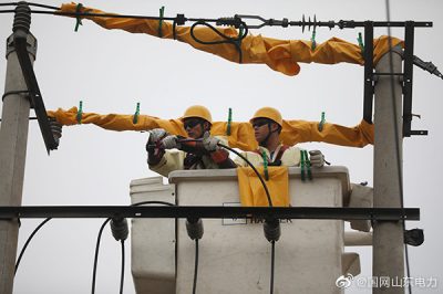 國網(wǎng)成武縣供電公司帶電增容服務(wù)村民用電