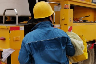 國網萊陽市供電公司帶電作業實施帶電斷接引線，保障客戶夏季可靠用電