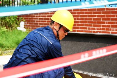 國網濟南市濟陽區供電公司員工一身汗衣 換得一線清涼