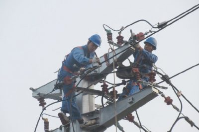 10千伏線路遷改，新立鋼管塔2基，架設絕緣導線300米，敷設過路高壓電纜160米