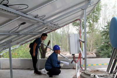 電力小哥們定期對(duì)光伏用戶上門走訪，保障光伏發(fā)電設(shè)備使用安全