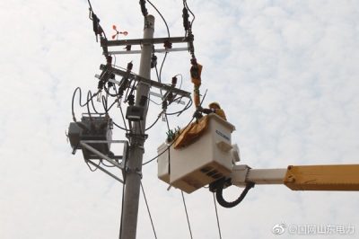 溫店鎮10千伏油棉線17號-1桿上進行帶電安裝作業