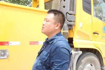 陽信縣供電公司10千伏學區線#26桿上進行帶電消缺作業