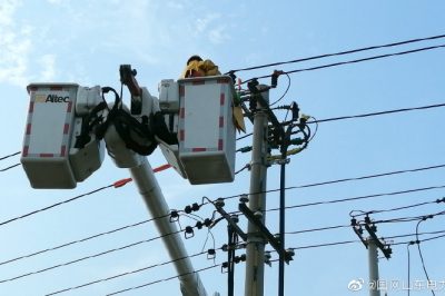 饒縣供電公司進行10千伏黃琚線楊琚分支線帶電作業