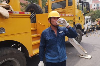 福山區供電公司10千伏巍山一線15號桿帶電立桿作業