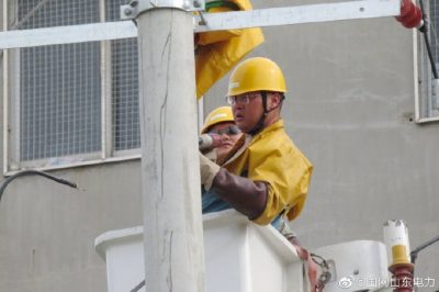 供電公司帶電作業在10多米高的空中更換跌落式熔斷器