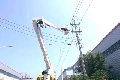 帶電作業完成4處配網工程安全接火，帶電緊急處理配變穿墻套管打火等7處故障