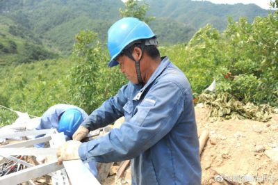 棲霞市供電公司對桃村T接廟后段線路22號鐵塔進行組塔作業