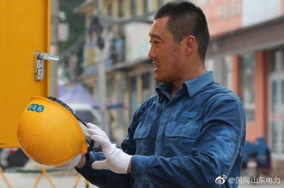 東平縣供電公司帶電作業10千伏營子線羅莊北臺區更換跌落式熔斷器