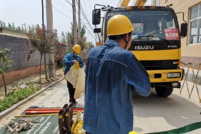 10千伏八里莊線5號桿進行帶電消缺作業