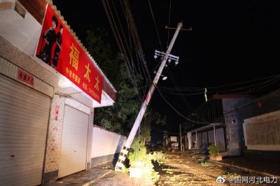 柏鄉供電公司全力搶修大風導致故障