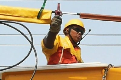 溫度飆升艷陽照  身著厚甲空中烤  帶電作業急排障  用電可靠反響好