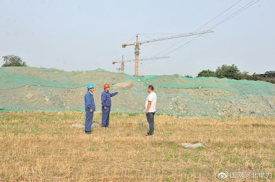 高壓線下堆土，危險！河北沙河市供電公司工作人員迅速監督項目經理安排人員清理