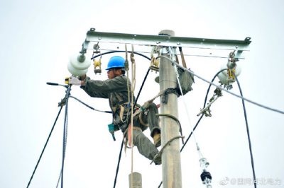 阜城縣供電公司員工在10千伏王海南576線路干線045#桿進行導線更換