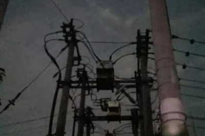 10千伏任里線062路上進行開關更換作業