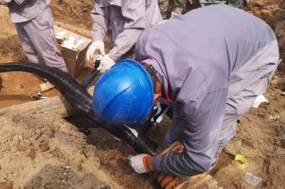 定州市供電公司在10千伏520線路電纜故障搶修現場埋頭苦干