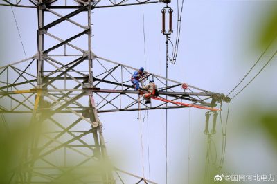 石家莊供電公司帶電作業成功消除220千伏輸電線路重大隱患