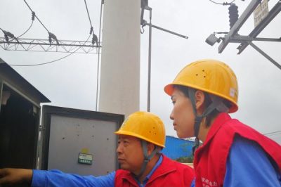 巡視110千伏行唐變電站內設備記錄設備運行數據